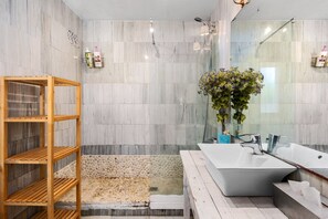Dusche, Haartrockner, Handtücher
