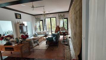 TV, lettore DVD, tavolo da ping pong