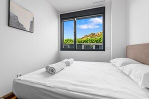 Tabla de planchar con plancha, wifi, ropa de cama