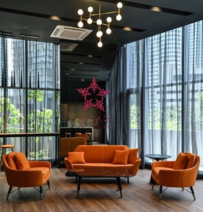 Área de estar no saguão