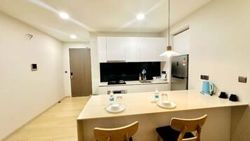 Full-sized fridge, microwave, stovetop, cookware/dishes/utensils