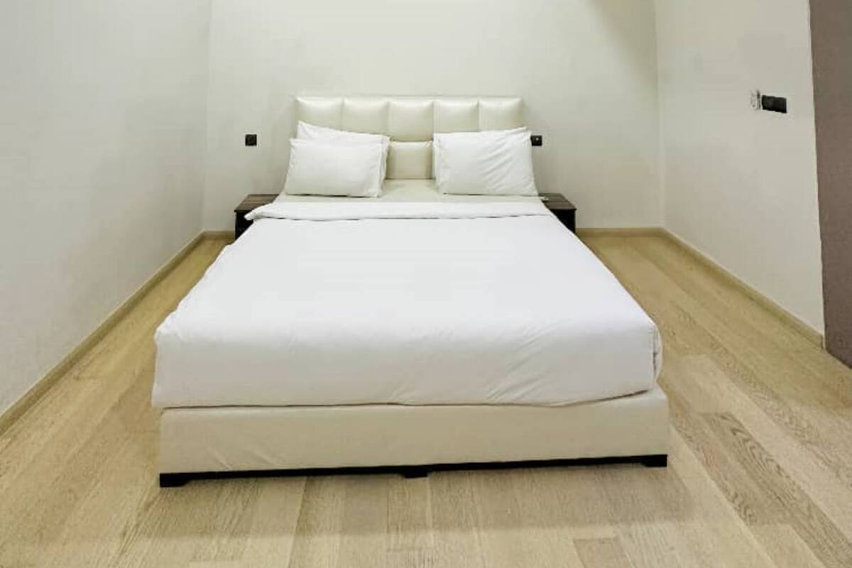 Peti besi dalam bilik, seterika/papan seterika, Wi-fi percuma