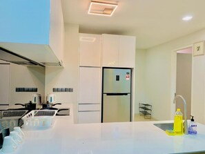 Appartamento Comfort, vista città | Cucina privata | Frigorifero con congelatore, forno a microonde nell'area comune