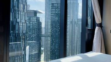 Busa memori, peti besi dalam bilik, seterika/papan seterika