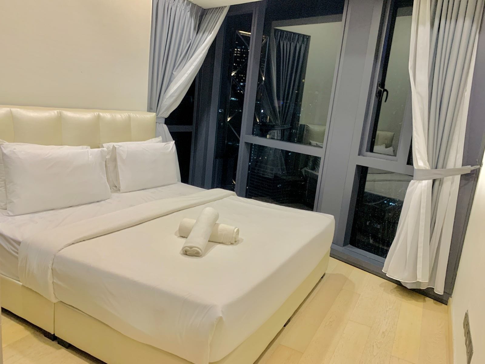 Departamento familiar, 3 habitaciones, vista a la ciudad | Camas con efecto memoria y caja de seguridad en la habitación 