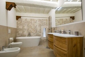 Een douche, een bidet, handdoeken