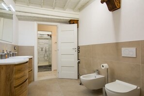 Douche, bidet, serviettes fournies
