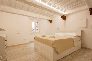 3 chambres, fer et planche à repasser