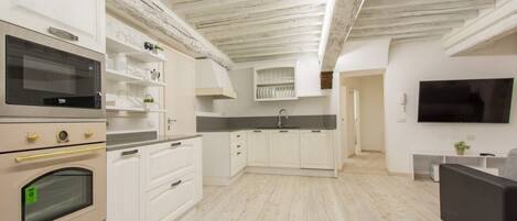 Kjøleskap, mikrobølgeovn, oppvaskmaskin og brødrister