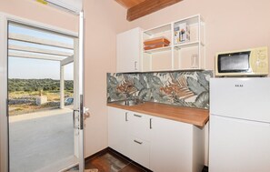 Frigorífico, microondas, placa de cocina y hervidor eléctrico