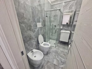 シャワー、タオル、石鹸、トイレットペーパー