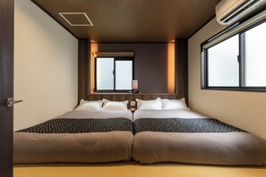 4 bedrooms, iron/ironing board, travel crib, free WiFi - Spacious 200㎡ Home｜Nijo Castle View, 4Bedrooms, Karaoke, Family Bath, Sauna (Nakagyo Ward, Yawatacho)