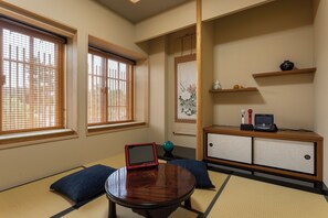 Interior - Spacious 200㎡ Home｜Nijo Castle View, 4Bedrooms, Karaoke, Family Bath, Sauna (Nakagyo Ward, Yawatacho)