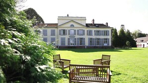 A large, two-story building with a symmetrical facade, multiple windows, and a central entrance. - Château de Luzières (Conty)