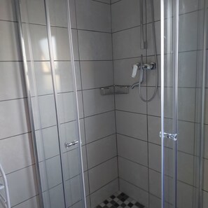 Serviettes fournies, savon, papier toilette