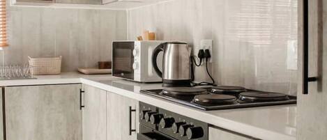 Kjøleskap, mikrobølgeovn, ovn og kokeplater