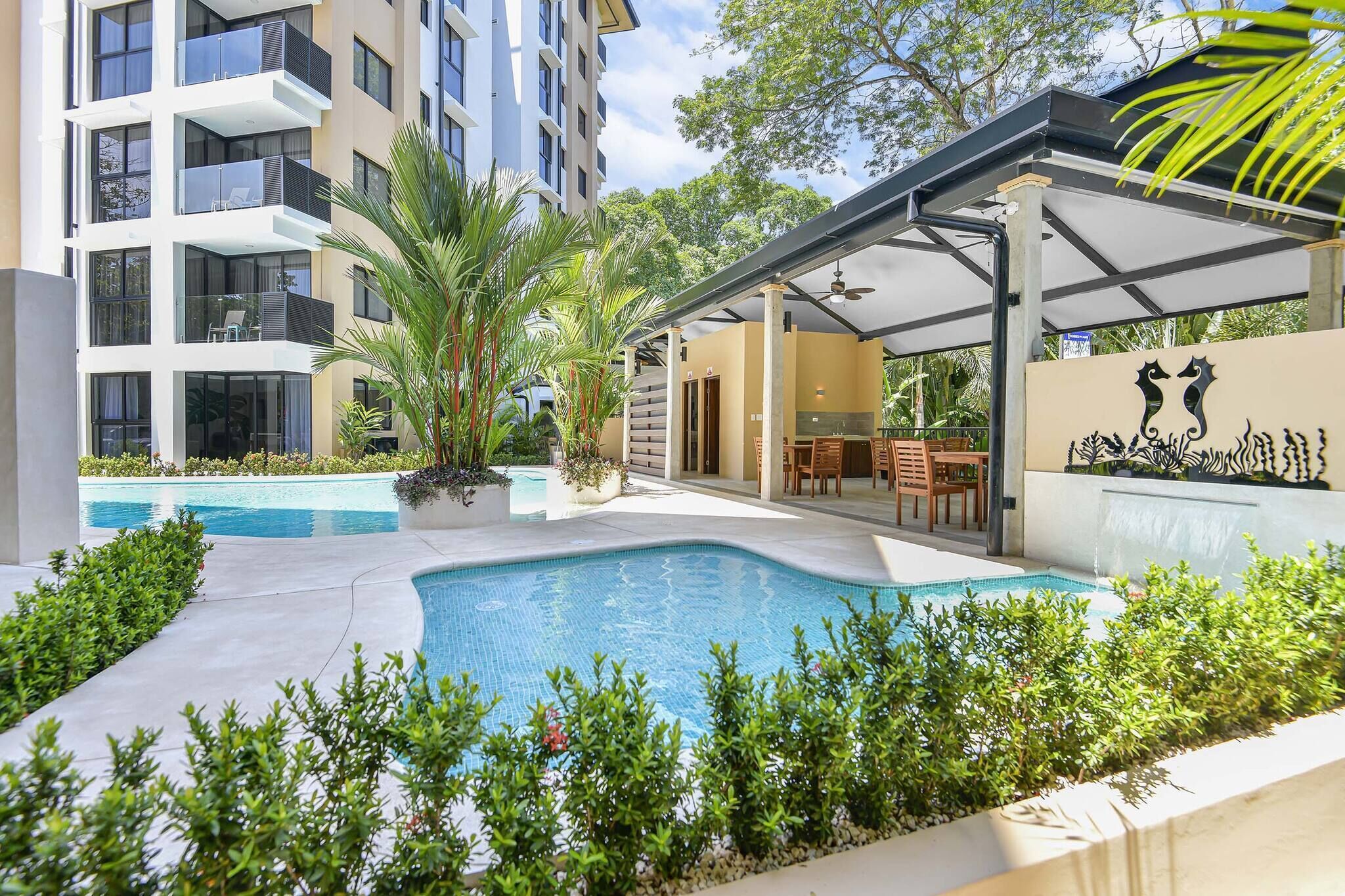 Una piscina al aire libre