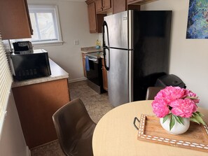 Jääkaappi, mikroaaltouuni, uuni, astianpesukone