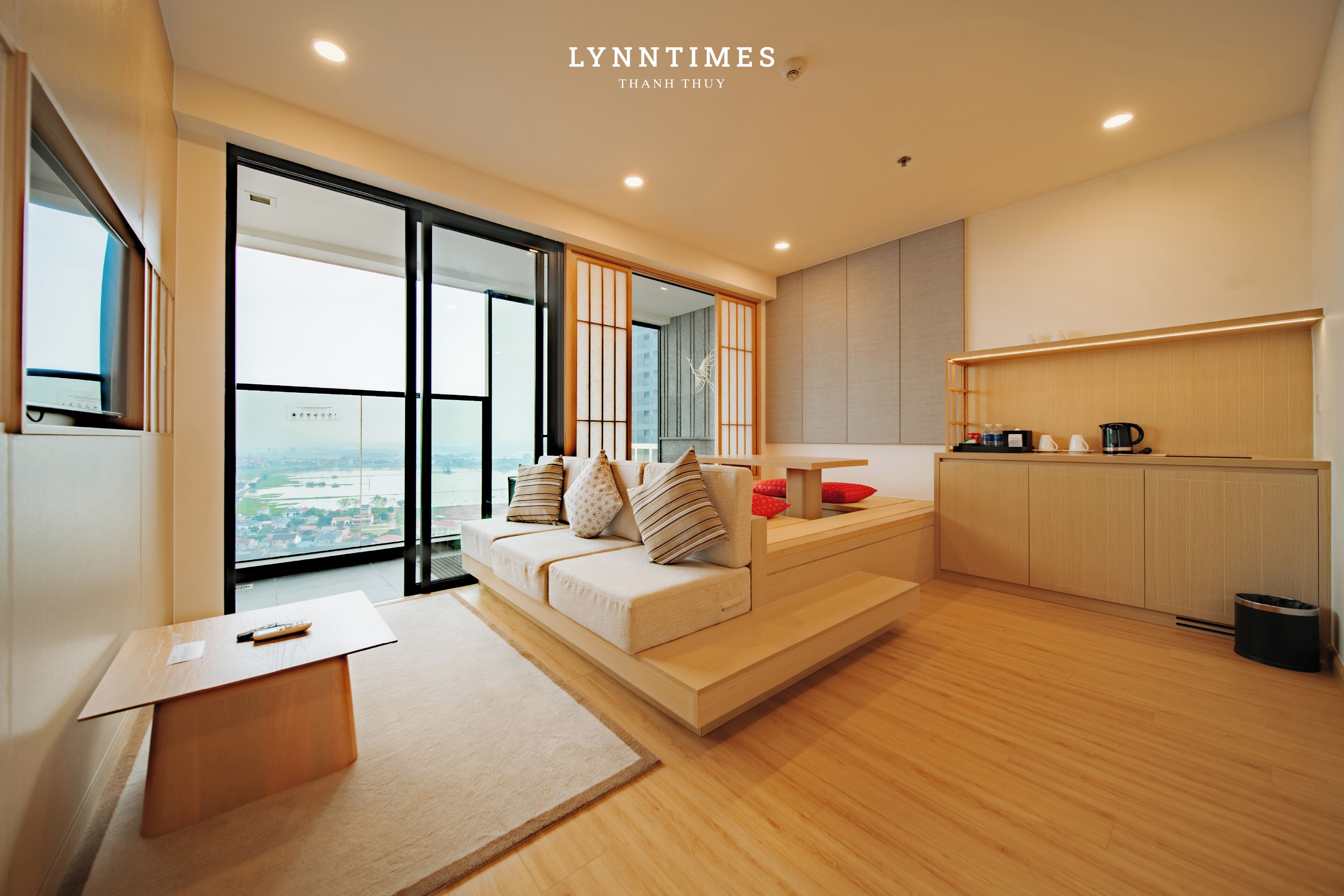 Familienzimmer, Mehrere Betten, Whirlpool, Flussblick | Wohnbereich | 32-Zoll-Flachbildfernseher mit Kabelempfang