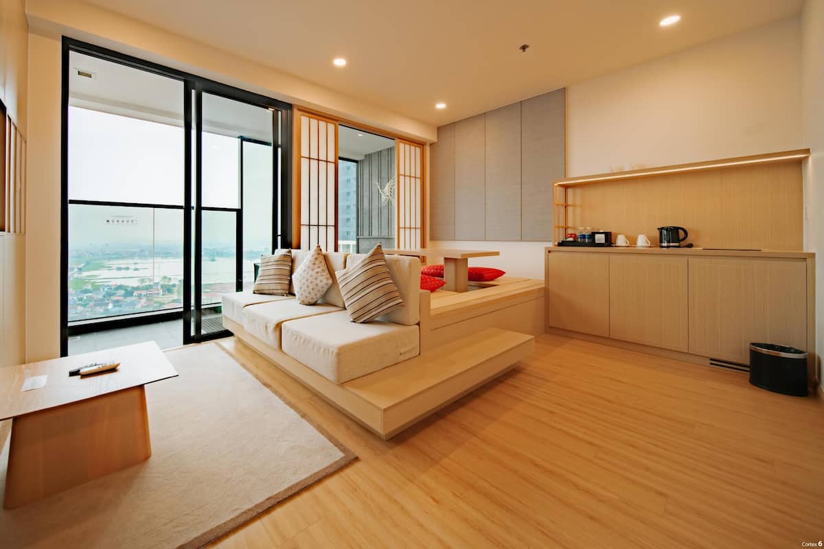 Quarto família, várias camas, banheira de imersão, vista para o rio | Área de estar | TV de tela plana 32 polegadas com canais a cabo