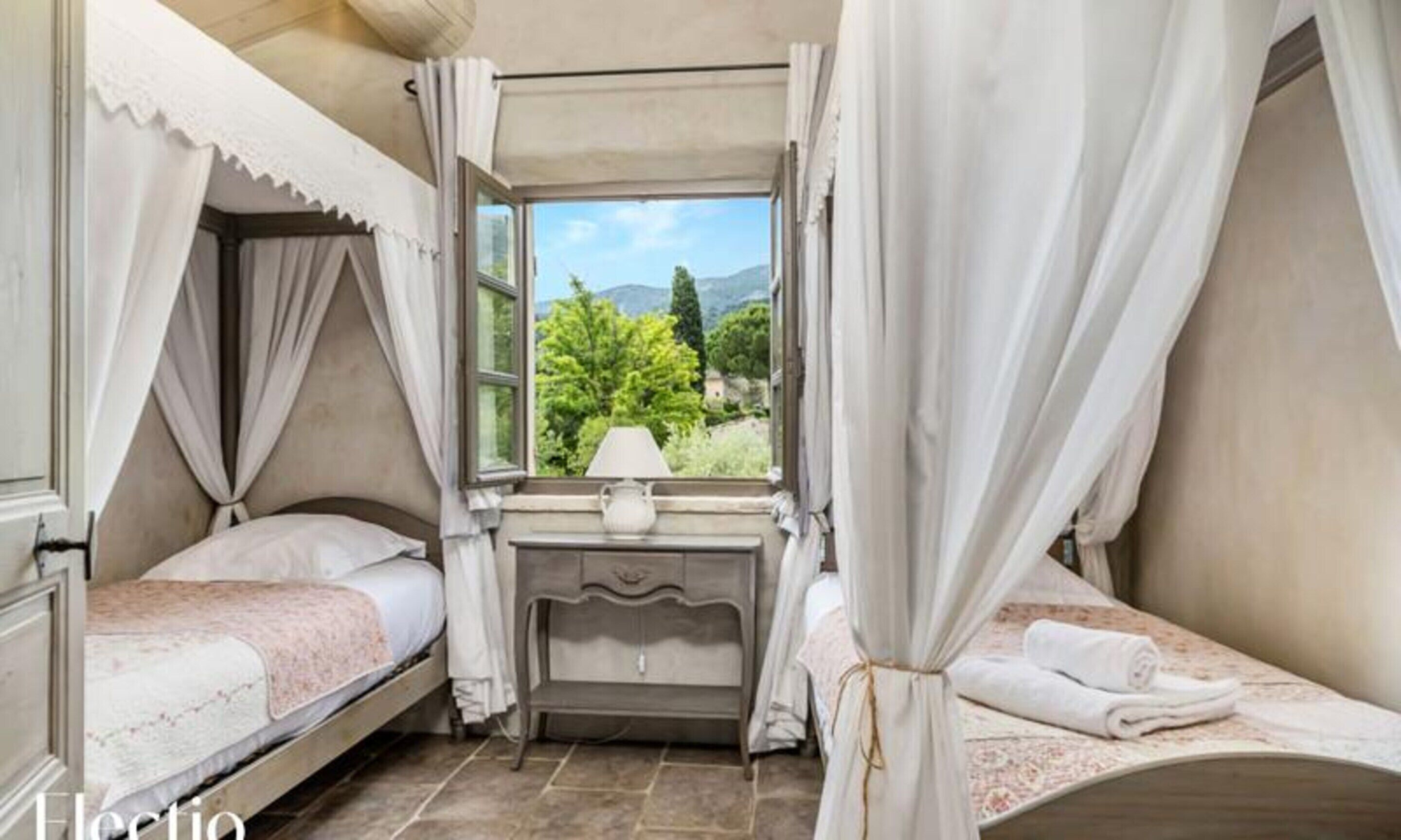 Bàn ủi/dụng cụ ủi quần áo 