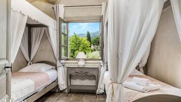 Bàn ủi/dụng cụ ủi quần áo