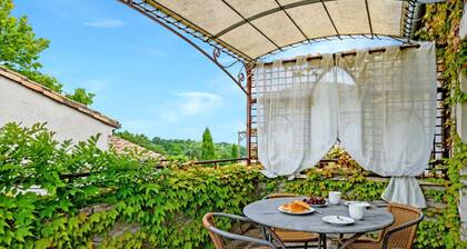 Apartment in Oppede With Heated Pool