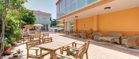 تناول الطعام بالخارج