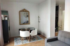 Living area - Charming 2-room apartment, quiet location (classified furnished) (Boulogne-Billancourt)