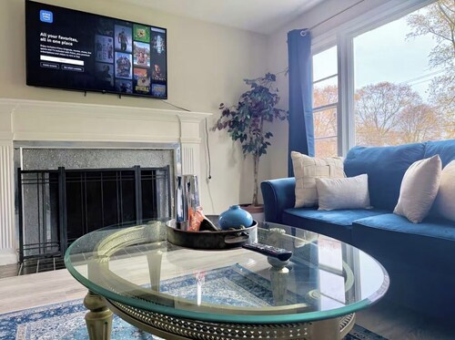 2-bedroom Elegant Escape in the city of Rochester!