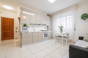 Kylskåp, mikrovågsugn, spishäll och diskmaskin