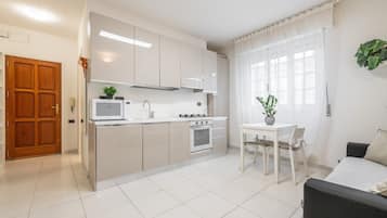 Réfrigérateur, micro-ondes, plaque de cuisson, lave-vaisselle