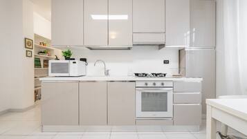 Réfrigérateur, micro-ondes, plaque de cuisson, lave-vaisselle