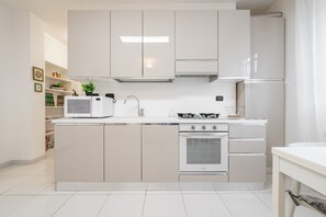 Kühlschrank, Mikrowelle, Herdplatte, Geschirrspüler