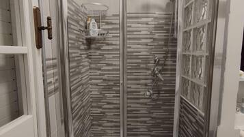 Dusche, Haartrockner, HandtĂŒcher