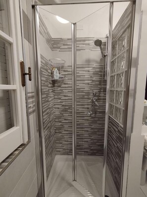 Dusche, Haartrockner, Handtücher