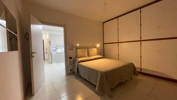 1 Schlafzimmer, BĂŒgeleisen/BĂŒgelbrett, WLAN, BettwĂ€sche