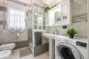 Regadera, amenidades de baño gratuitas, secadora de cabello, toallas 