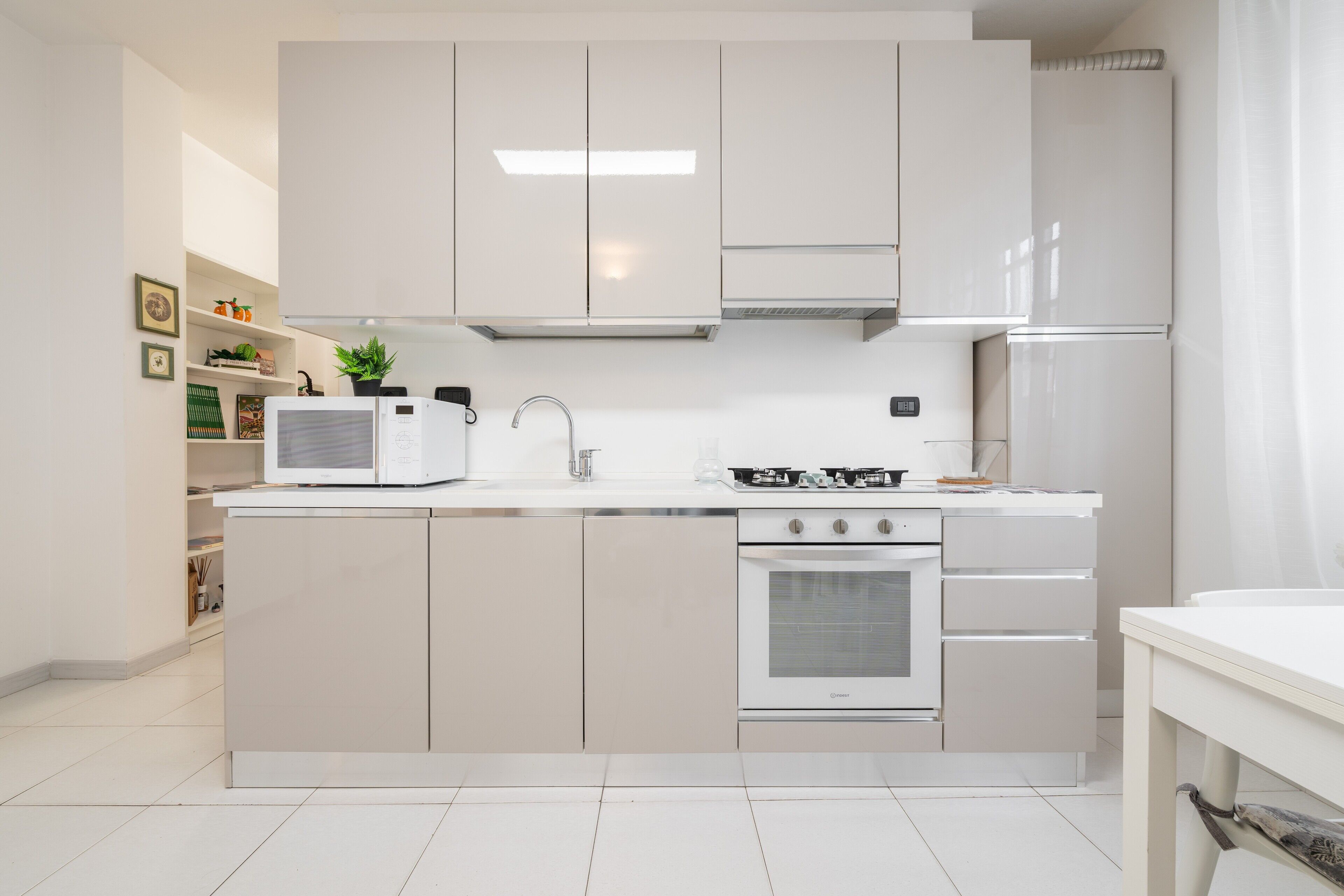 Kylskåp, mikrovågsugn, spishäll och diskmaskin