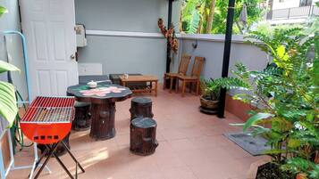 Bungalow, 2 slaapkamers, roken, terras | Buiten dineren