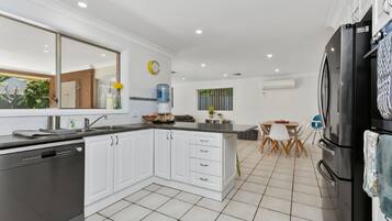 Geladeira, micro-ondas, fogão, cooktop