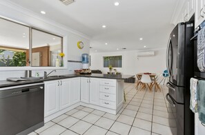 Geladeira, micro-ondas, fogão, cooktop