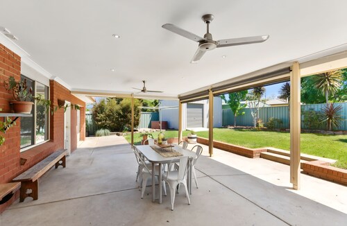 Spacious family home | quiet Cul-de-sac | 10 minutes to the heart of Waggas CBD.