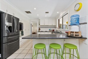 Geladeira, micro-ondas, fogão, cooktop