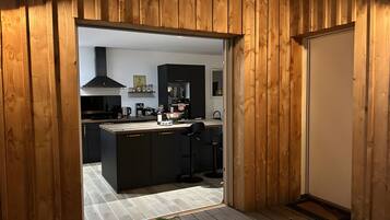 Een koelkast, een microgolfoven, een oven, een kookplaat