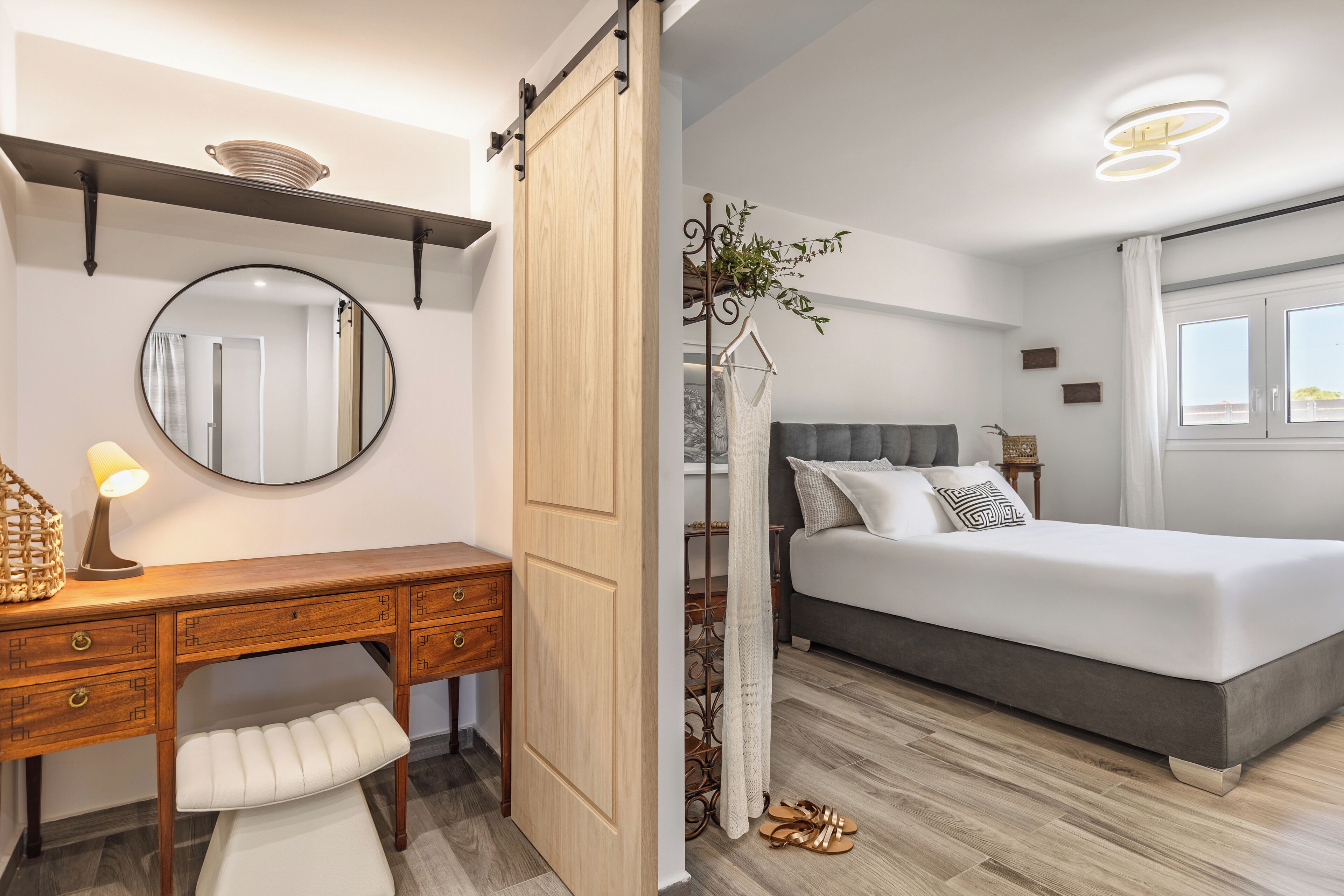 Deluxe Apartment, 1 Queen Bed | Iron/ironing board, free WiFi