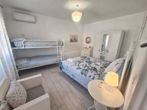 1 bedroom, bed sheets - Apartment "Levante" near the sea in Santa Maria di Castellabate (Santa Maria di Castellabate)