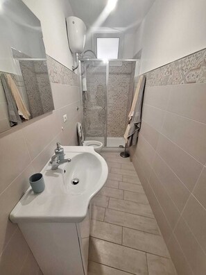 Shower, bidet, towels, soap - Apartment "Levante" near the sea in Santa Maria di Castellabate (Santa Maria di Castellabate)