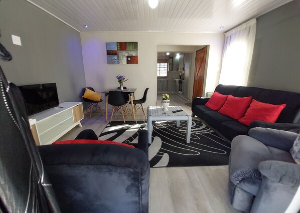 Smart TV - Cozy Living Duplex 2 - 2BRM City Style Apartment in Maseru Lesotho (Maseru)