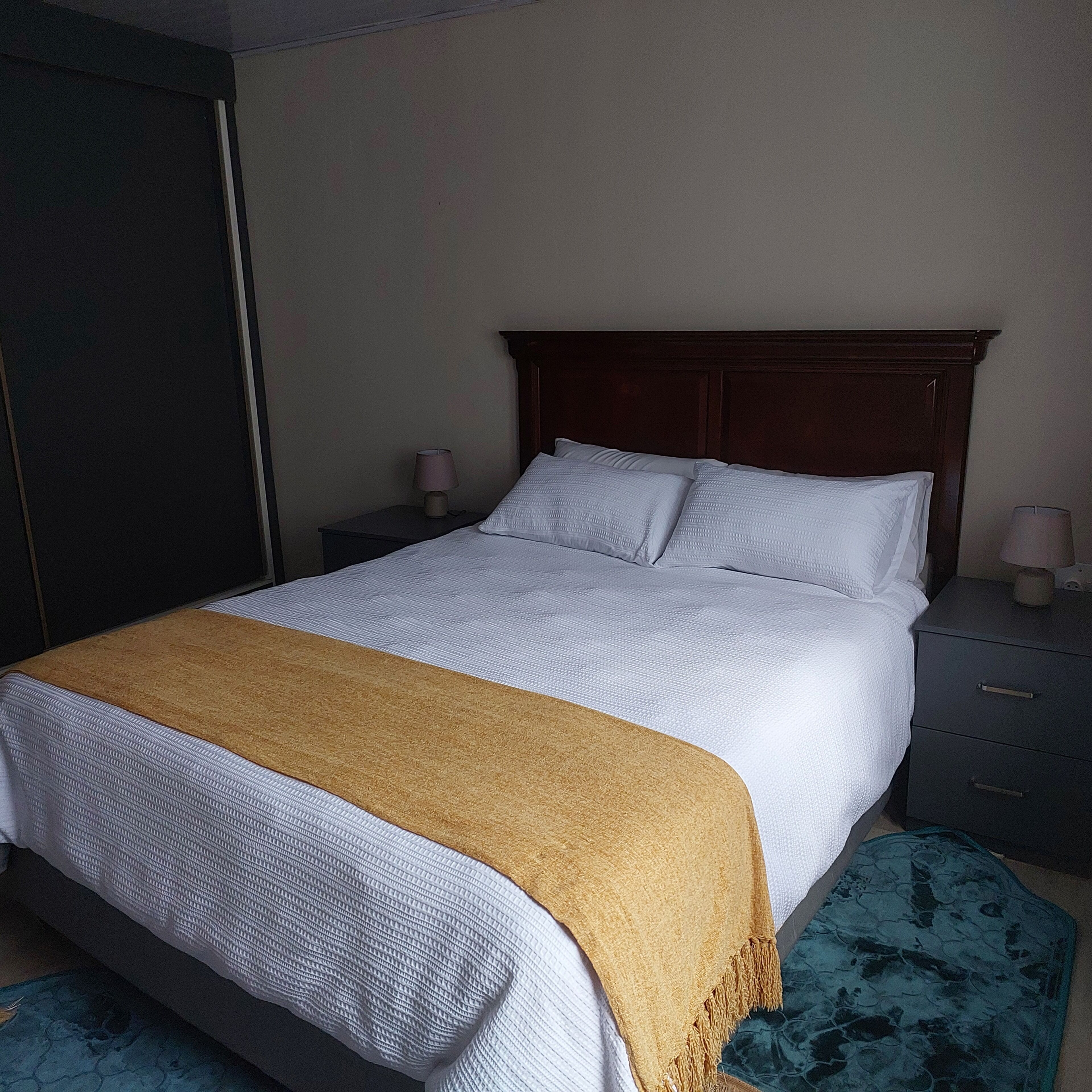 2 habitaciones, tabla de planchar con plancha, wifi y ropa de cama 